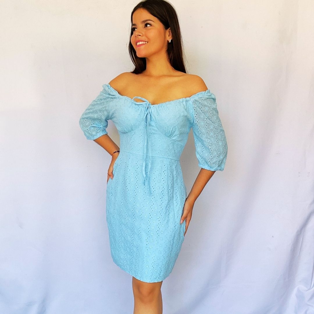 Vestido de verano azul con hombros descubiertos.